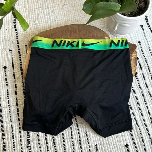 Nike - Picture 4 of 5